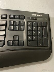 Bezdrátová multifunkční klávesnice a laserová myš Microsoft - 4