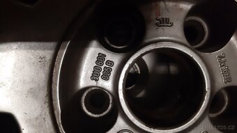 pokličky originál na alu kola Škoda 4ks možné prdej po 1ks - 4