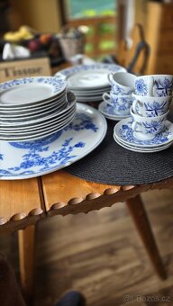 Prodej porcelánové sady talířů a hrnků. Celkem 29 ks. - 4