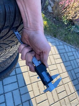 285 40 21 zimni Nokian cca 7mm - 4