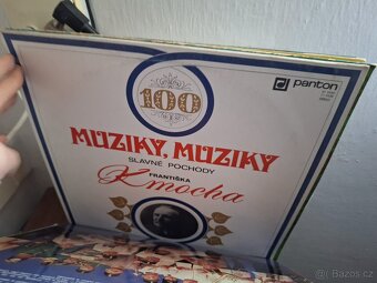 Prodám funkční gramofon s rádiem zn. TESLA - 4