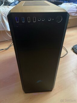Počítač s monitorem - 4