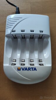 Varta USB nabíječka pro 4 AA/AAA baterie - 4