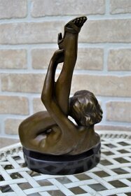 Bronzová socha - AKT ŽENA SVÁDĚNÍ - 4