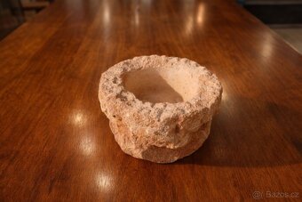 Kamenné kulaté květináče - 4