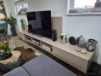 Závěsná skříň do obývacího pokoje studio Hanák - 4