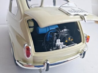 Seat (FIAT ) 600, kovový model 1:18, 1/18 Solido - 4