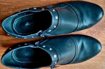 Černé kotníkové boty. - 4