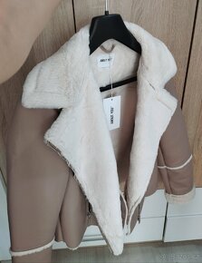 Přechodná biker bunda se všitým kožíškem About You - 4