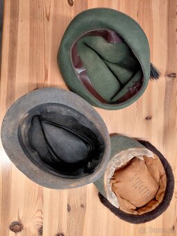 Myslivecké klobouky s odznaky - 4