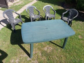 Plastový stůl, 4 židle, stojan na slunečník - 4