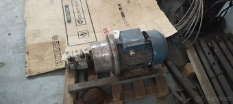 Prodám elektro motor viz štítek 5,5 kw - 4