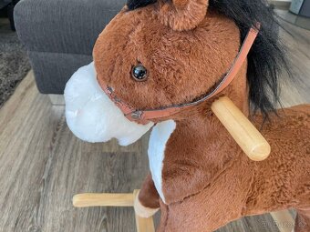 Houpací koník - cválá, řehtá, zpívá, nosnost 45 kg - 4