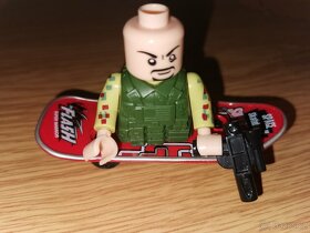 Hračka - kapotážovaná motorka, figurka na skateboardu - 4