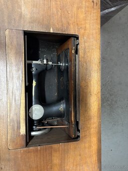 Starožitný šicí stroj Robin - 4