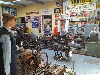 Reklamní cedule, staré figuríny , historie obchodu a řemesel - 4