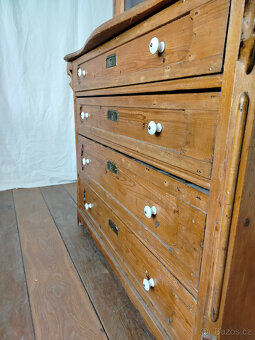 Starožitný kuchyňský kredenc - 4