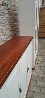 Bílá dřevěná komoda - 4