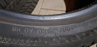 Prodám 2x zimní pneu 285/35R22 106V - 4