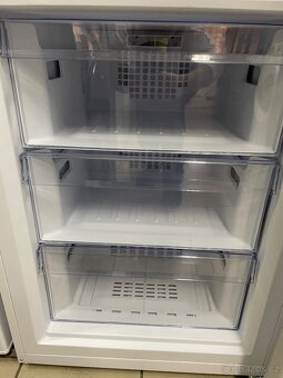 Nepoužitá lednice Beko RCNA406E60WN - 4