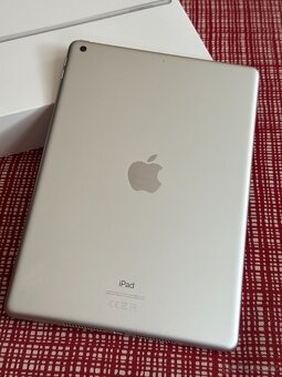 Prodám iPad 8. generace (A2270) – 32 GB, Wi-Fi, bílý - 4