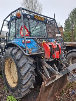 Traktor s lesnickou nástavbou New Holland T5.95 - 4