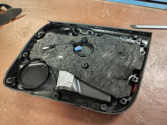 Audi A3 8V - tapecirung dveří - anglická verze - 4