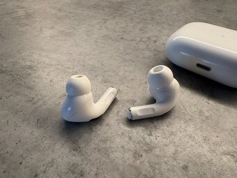 Apple AirPods Pro - 4