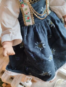 Sedící značená porcelánová panenka - 4