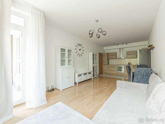 Moderní světlý byt 2+kk (51 m²) s lodžií a garážovým stáním, - 4