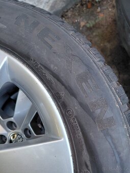 Prodám zimní pneu a originální ALU Škoda Superb - 4