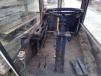 Kabina ze řezačky Toro - 4
