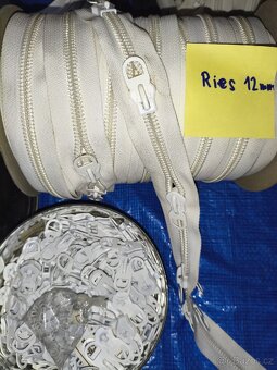 Prodám levně značkové zipy, plastová spirála, stanové - 4