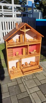 Dřevěný domeček pro panenky s malými hračkami - 4