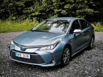 Toyota Corolla 1.8 hybrid, první majitel, rok výroby 2021 - 4