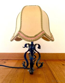 Stará kovaná stolní lampa - 4