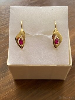 Zlaté náušnice s růžovým kamínkem - 4