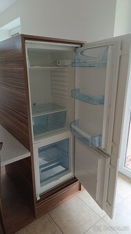 Jídelní stůl a vestavná lednice - 4