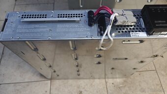 2x profi UPS APC SMT1000RMI2U v perfektním stavu - 4