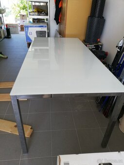 Prodám velký skleněný jídelní stúl + 8 židlí - 4