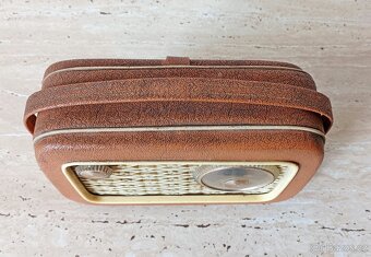 Krásný bytový doplněk - starožitné kabelkové rádio, rok 1958 - 4