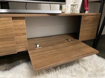 TV komoda LUXE ořech/černá - 4
