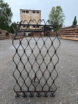 Staré železné mříže 2 - 4