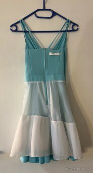 Krátké,třpytivé,světle modré šaty - 4