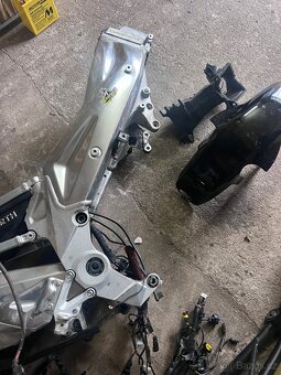 Aprilia tuono v2 mnoho dílů - 4