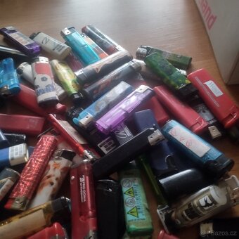 sběratelské zapalovače 100 kusů - 4