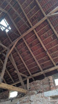 Starý tesaný krov, trámy, suchý, zdravý - 4