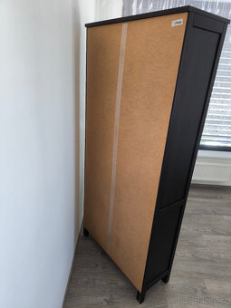 Prosklená knihovna - vitrína IKEA Hemnes černá - 4