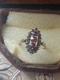 Prodám stříbrný prsten s českými granáty - 4
