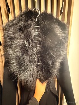 Černý kabát s kožíškem - 4